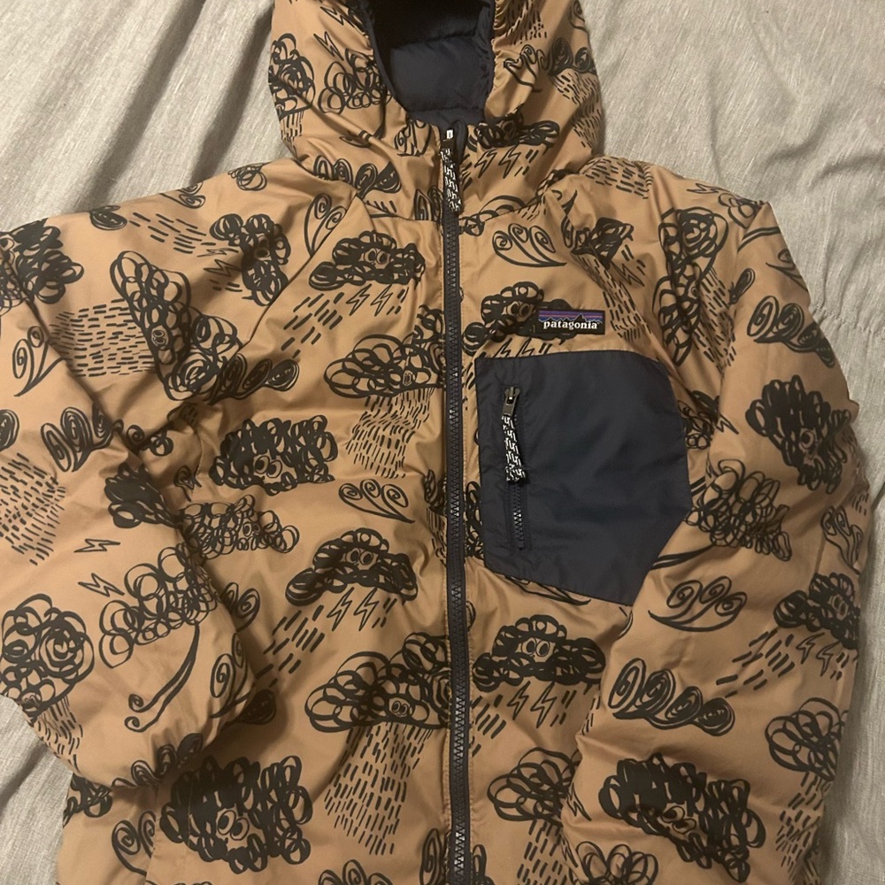 Patagonia Kids Tan Jacket with Blue Print & Black Pocket